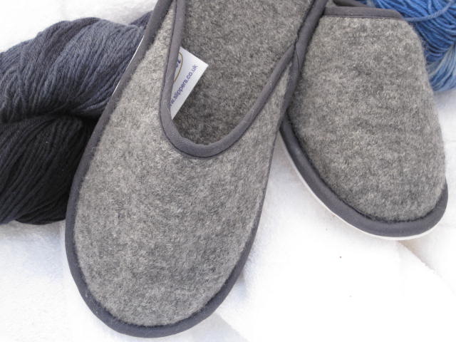 Style 352 Pre-Shrunk Wool Slippers